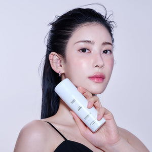 Modelo sosteniendo la mascarilla de espuma coreana Air Bubble CDS Lift Boost
