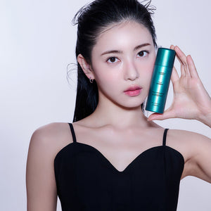 Modelo sosteniendo la mascarilla vegana reparadora Air Bubble CDS Triple Super Repair